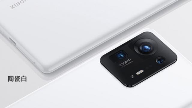 <b>Xiaomi 13 este testat într-o variantă cu spate ceramic și va sosi mai devreme decât predecesorul, poate în noiembrie</b>Deși în aceste zile am vorbit mai mult despre Xiaomi 12S Ultra și camera sa cu optică LEICA, nu uităm că pe final de an vine noua serie Xiaomi 13. Am aflat anterior faptul că lansarea ar putea avea loc mai devreme decât cea a predecesorului