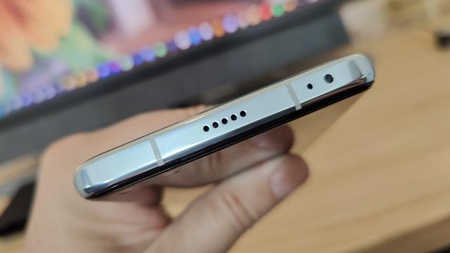 <b>HONOR Magic4 Pro: Acustică stealth pe cifre, dar plăcută urechilor mele</b>Ne oprim la acustică acum, iar ea este clar de Gaming Phone. Sincer, calitatea asta am observat-o doar la ROG Phone şi Nubia Red Magic. Sunetul te învăluie, te cuprinde, iar stereofonia e magnifică. Intri în atmosferă din filme și jocuri instantaneu