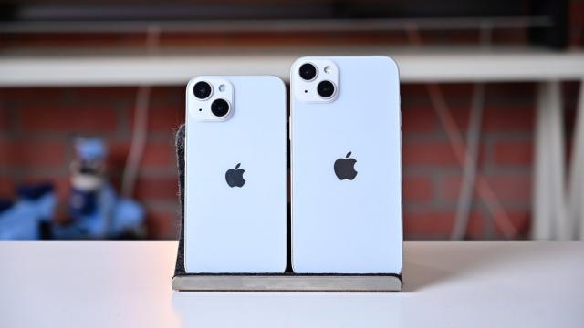 <b>Apple are probleme cu aprovizionarea de display-uri pentru iPhone 14 Max, producția suferind întârzieri</b>Criza componentelor continuă, iar de această dată se pare că Apple este afectată. Aflăm astfel la început de săptămână prin intermediul celebrului analist Ross Young faptul că firma din Cupertino are probleme cu aprovizionarea 