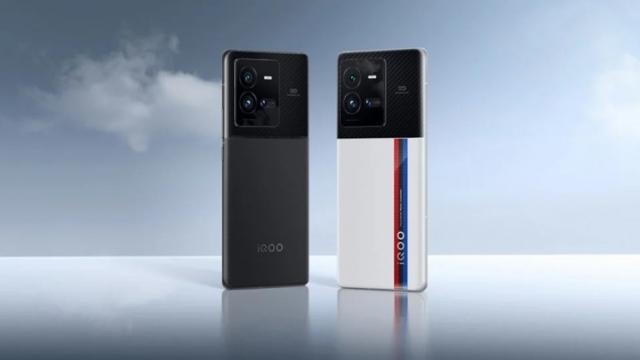 <b>iQOO 10 și 10 Pro sunt listate deja de retaileri din China; Telefoanele au designul și specificațiile dezvăluite</b>Mâine vor debuta oficial smartphone-urile iQOO 10 și 10 Pro în China. Înainte de lansare însă, iQOO a dat startul unei campanii de precomandă în China, seria fiind deja listată de retaileri. Avem astfel atât specificații, cât și randări pentru noile