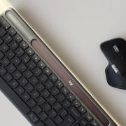 Logitech Signature Slim Solar+ K980 Review: Tastatura ce se hrănește cu lumina soarelui sau a.. becului, fără porturi și fără cabluri de încărcare