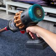 Dyson V16 Piston Animal Submarine Review: Aspiratorul vertical care nu lasă nici cel mai mic sau mare fir de păr să scape, cu multe accesorii și foarte puternic
