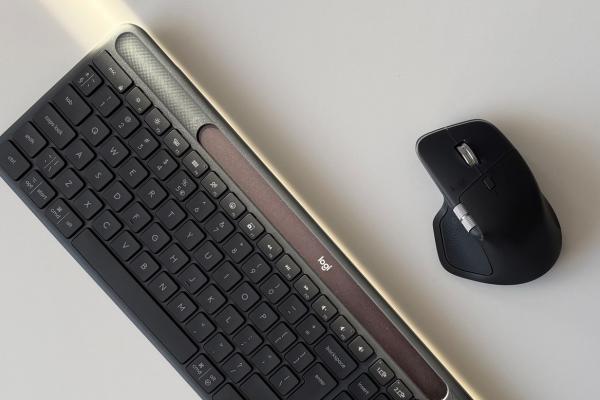 Logitech Signature Slim Solar+ K980 Review: Tastatura ce se hrănește cu lumina soarelui sau a.. becului, fără porturi și fără cabluri de încărcare