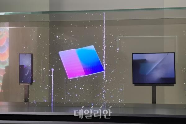 Galaxy Z TriFold, confirmat oficial! Pliabilul în 3 secțiuni expus într-un stand de sticlă, fără interacțiune directă