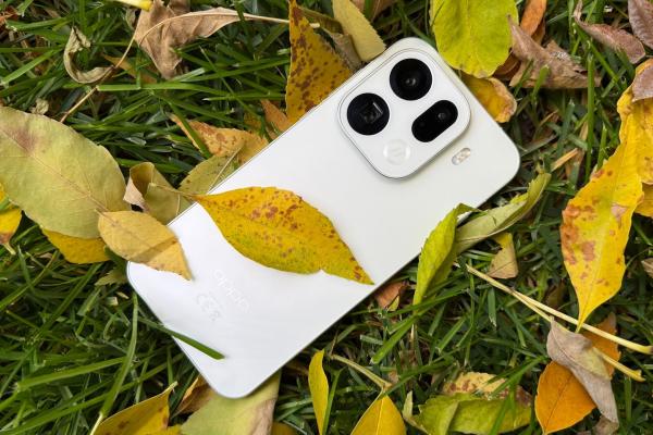 OPPO Find X9 Pro: Design elegant și sofisticat, cu forme geometrice și muchii plate aflate în armonie