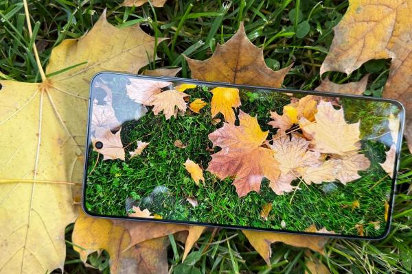 Motorola edge 70: Display-ul are muchii chiar înguste, mai crește în diagonală și e plat P-OLED 120Hz