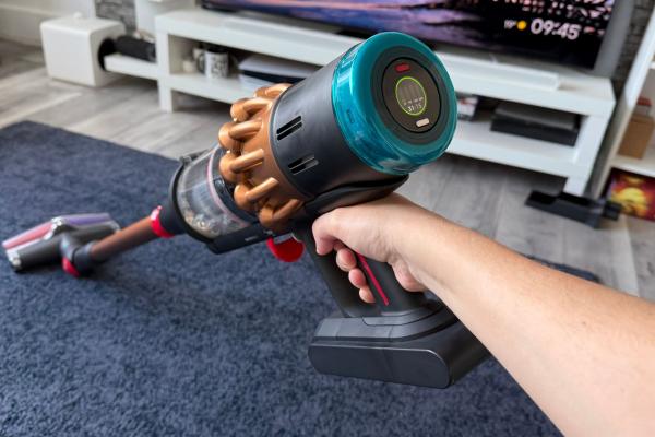 Dyson V16 Piston Animal Submarine Review: Aspiratorul vertical care nu lasă nici cel mai mic sau mare fir de păr să scape, cu multe accesorii și foarte puternic