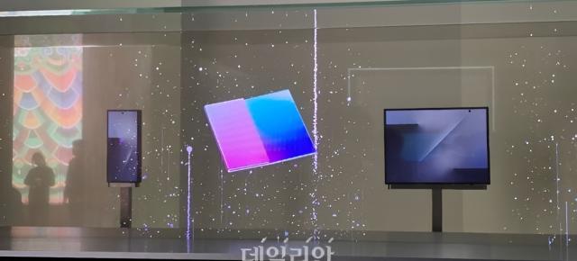 Galaxy Z TriFold, confirmat oficial! Pliabilul în 3 secțiuni expus într-un stand de sticlă, fără interacțiune directă