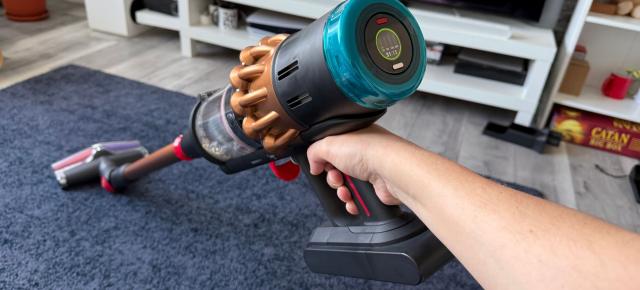 Dyson V16 Piston Animal Submarine Review: Aspiratorul vertical care nu lasă nici cel mai mic sau mare fir de păr să scape, cu multe accesorii și foarte puternic