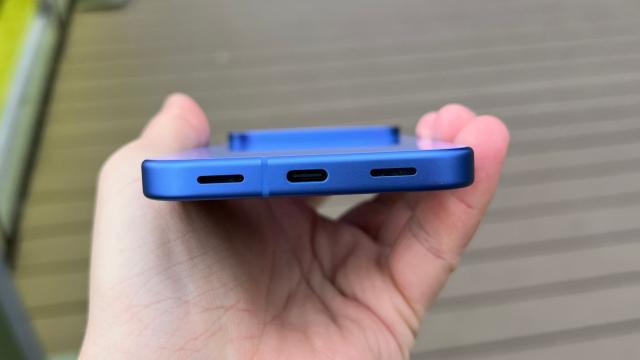 <b>Google Pixel 10: Acustică stereo care câștigă aprecieri pentru echilibrul între difuzoare</b>Nici o surpriză la capitolul sunet. Google Pixel 10 vine cu un setup de difuzoare stereo, ce implică speaker-ul full size de la bază plus earpiece-ul de convorbiri de sus prin care se transmite și muzică. Așa stăteau lucrurile și la predecesor 