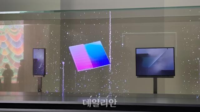 <b>Galaxy Z TriFold, confirmat oficial! Pliabilul în 3 secțiuni expus într-un stand de sticlă, fără interacțiune directă</b>Dacă primele leak-uri nu erau suficiente, Samsung a confirmat vizual existența lui Galaxy Z TriFold, telefonul pliabil în trei secțiuni care a tot circulat prin zvonuri în ultimele luni. În cadrul evenimentului K-Tech Showcase, gigantul sud-coreean a