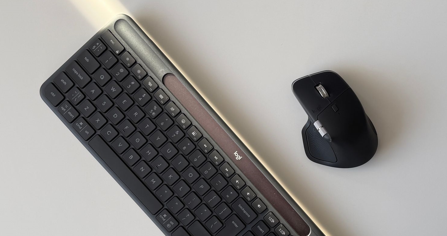 Logitech Signature Slim Solar+ K980 Review: Tastatura ce se hrănește cu lumina soarelui sau a.. becului, fără porturi și fără cabluri de încărcare
