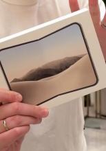 A apărut primul unboxing de iPhone Duo: balamaua impresionează, dar ramele groase stârnesc glume