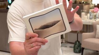 A apărut primul unboxing de iPhone Duo: balamaua impresionează, dar ramele groase stârnesc glume