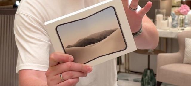 A apărut primul unboxing de iPhone Duo: balamaua impresionează, dar ramele groase stârnesc glume