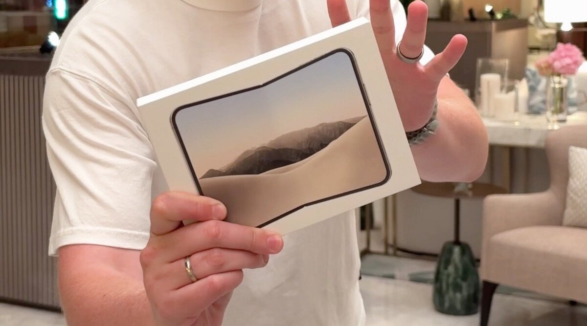 A apărut primul unboxing de iPhone Duo: balamaua impresionează, dar ramele groase stârnesc glume