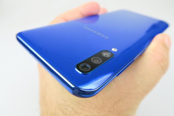 Samsung Galaxy A50: Design 3D Glasstic, care încearcă ceva nou
