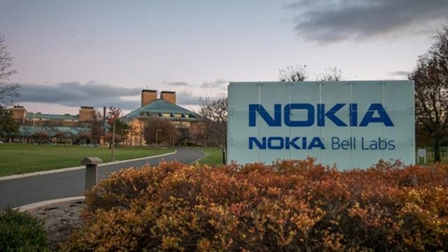 <b>Un nou design de baterie va revoluţiona terminalele 5G; A fost dezvoltat de Nokia Bell Labs şi AMBER</b>Cercetătorii de la Nokia Bell Labs şi AMBER au realizat un nou design de baterie, care ar putea schimba autonomia telefoanelor mobile. Inginerii şi experţii companiilor au organizat un eveniment la Dublin, la o universitate 