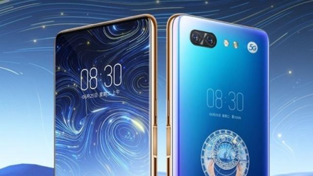 <b>ZTE Nubia X 5G debutează în cadrul MWC Shanghai; Are procesor Snapdragon 855</b>Un telefon inedit ce debuta pe finalul anului trecut a fost și ZTE Nubia X, smartphone ce se livra cu două display-uri la pachet. Aveam un ecran principal IPS de 6.26 inch cu rezoluție FHD în zona frontală și unul secundar 