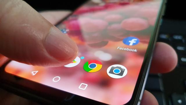 <b>ASUS ZenFone 6: Hardware cu pachetul complet, puţine compromisuri</b>ASUS ZenFone 6 are câteva superlative pe care nu le poate contesta nimeni. Are cea mai baterie de pe un flagship din 2019, de 5000 mAh şi cea mai generoasă camera selfie, de 48 MP + 13 MP, care e de fapt şi camera principala. Stă la fel de bine ca..