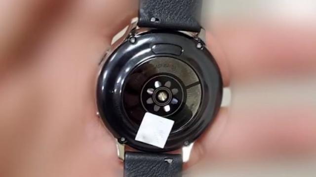 <b>Samsung Galaxy Watch Active 2 ar putea veni cu EKG și detecție a căderii, pentru a rivaliza de la egal la egal cu Apple Watch</b>Samsung nu vrea să piardă trenul purtabilelor și ar putea să își poziționeze următorul Galaxy Watch Active ca rval pentru Apple Watch. Surse din industrie afirmă că acest smartwatch ar putea să primească funcție EKG 