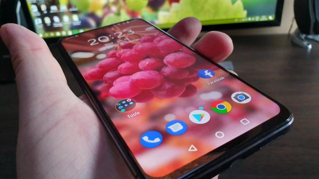 <b>ASUS ZenFone 6: Acustică stereo, aproape de suta de decibeli râvnită</b>În ziua de azi a devenit aproape o blasfemie să mai lansezi telefoane flagship fără difuzoare stereo. Samsung s-a aliniat, HTC o făcea de mult, până şi Motorola a început să facă asta pe midrangere. ASUS ZenFone 6 are difuzoare stereo, unul sus pentru..