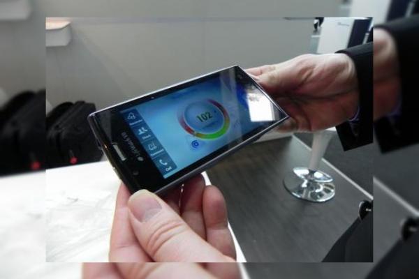 LifeWatch V7 hands on preview: un telefon care are grijă de sănătatea ta (Retro MWC 2014 - Video)