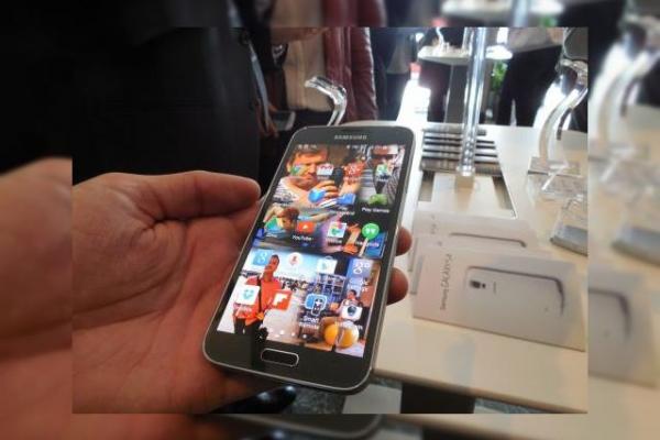 Prezentare Samsung Galaxy S5: schimbare radicală de UI În zona de setări, test al scannerului de amprente, cardiac și camera (Video)