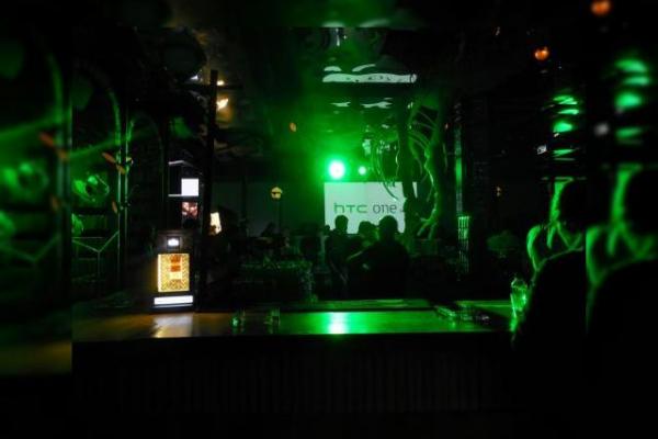 HTC One M8 lansat oficial În România În cadrul unui eveniment cu jocuri de lumini și dinozauri