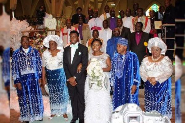 Președintele Nigeriei oferă iPhone-uri placate cu aur invitaților la nunta fiicei sale