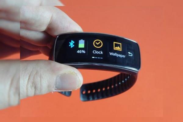 Samsung Gear Fit Review: gadget de fitness cu design atractiv, dar cu unele lipsuri (Video)