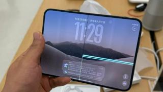 Ecrane iPhone Duo crăpate chiar în ziua lansării? Apar imagini cu fisuri exact pe pliu