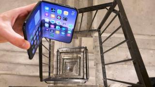 iPhone Duo scăpat de la etajul 15!? Ce pățește și cum rezistă? (Video)