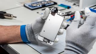 Cât ține cu adevărat un telefon în 2026? Garanție, actualizări și piese explicate pentru România