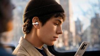 OnePlus Buds Clip au fost lansate oficial: căști cu design clip-on, sunet Dynaudio și autonomie de până la 40 de ore