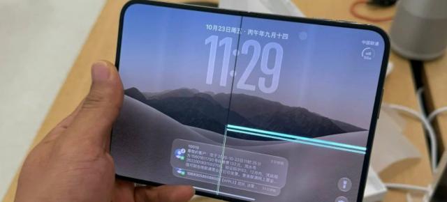 Ecrane iPhone Duo crăpate chiar în ziua lansării? Apar imagini cu fisuri exact pe pliu