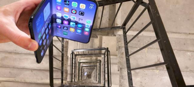 iPhone Duo scăpat de la etajul 15!? Ce pățește și cum rezistă? (Video)