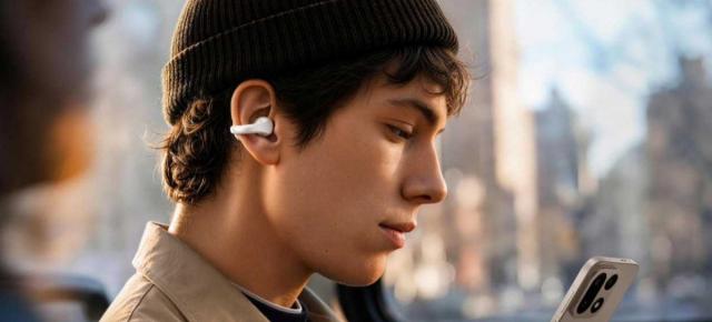 OnePlus Buds Clip au fost lansate oficial: căști cu design clip-on, sunet Dynaudio și autonomie de până la 40 de ore