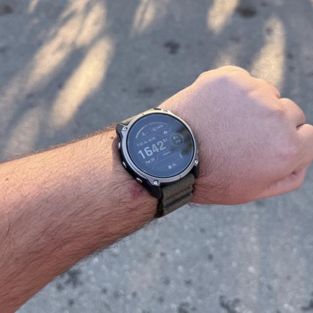 Garmin Enduro 4, smartwatch pentru aventurieri cu hardware avansat și hărți rapide