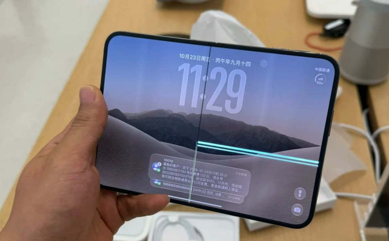 Ecrane iPhone Duo crăpate chiar în ziua lansării? Apar imagini cu fisuri exact pe pliu
