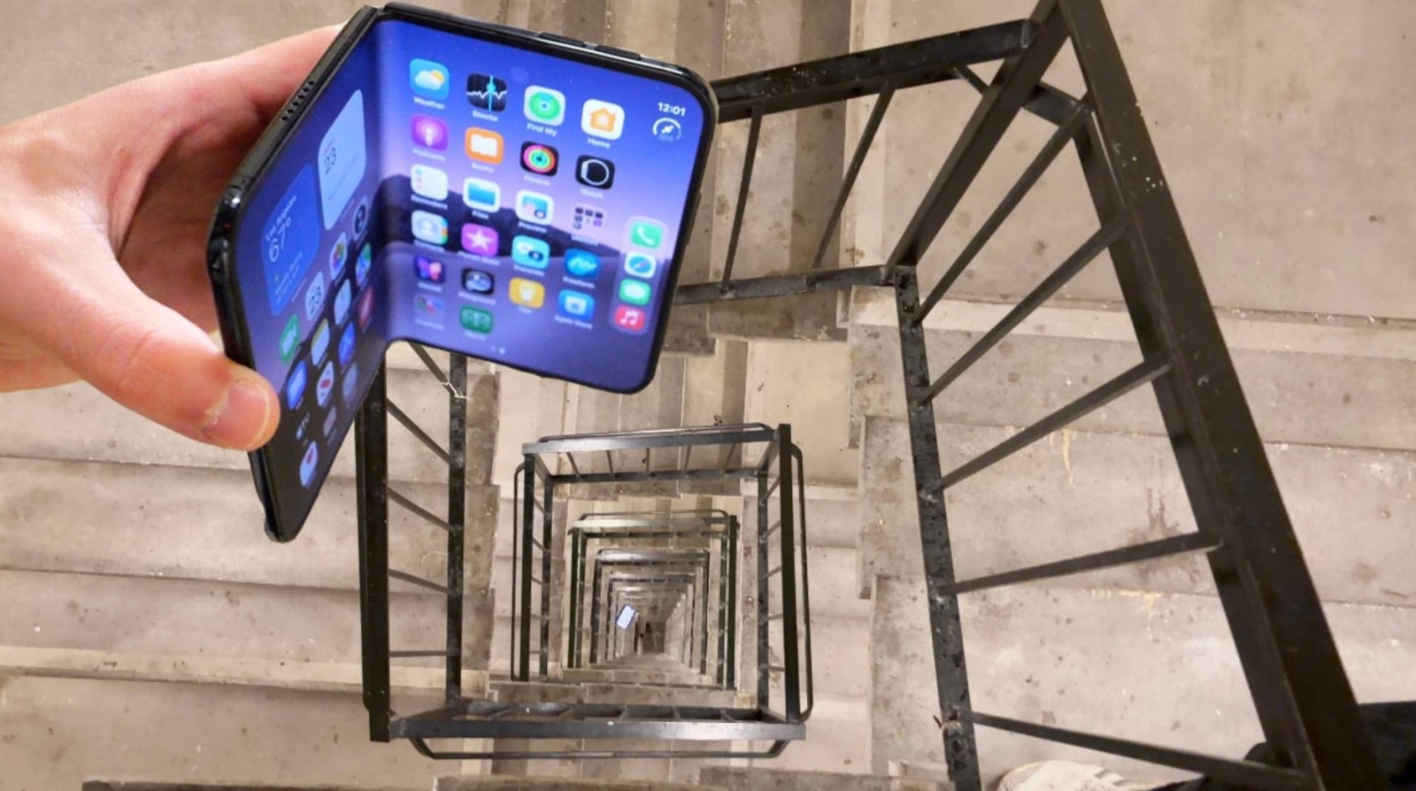 iPhone Duo scăpat de la etajul 15!? Ce pățește și cum rezistă? (Video)