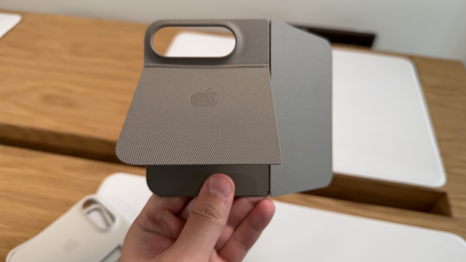 iPhone Duo - Huse oficiale (galerie)