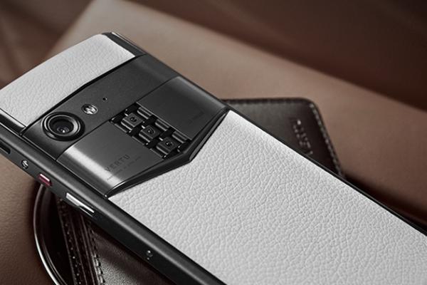 Vertu Aster P marchează revenirea companiei Vertu pe piață; Smartphone de lux cu titaniu, piele și sticlă de safir