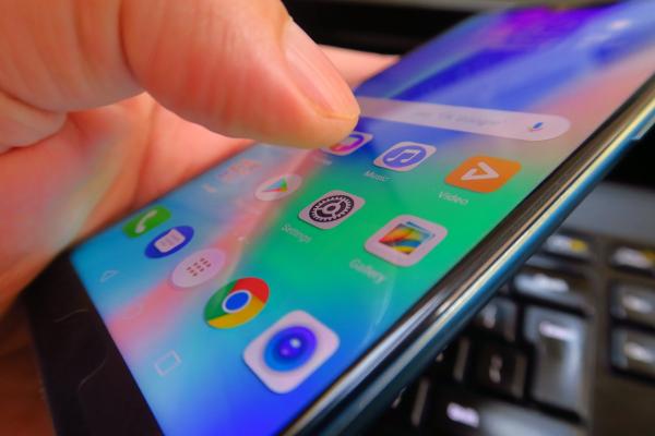 Huawei Honor 10: OS, UI, aplicaţii cu EMUI 8.1 ultra îndesat cu opţiuni
