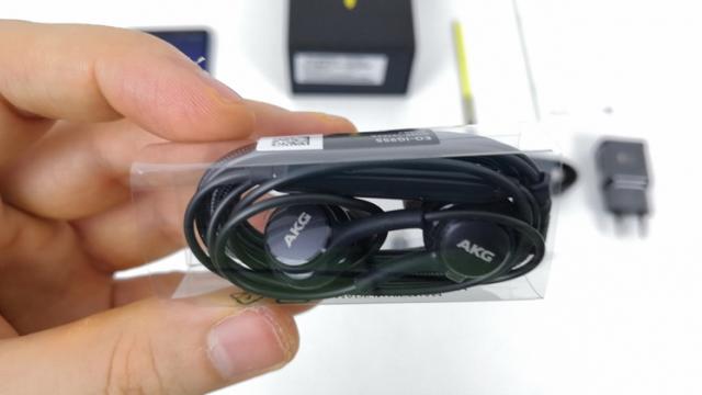 <b>Căștile originale AKG ce vin la pachet cu Galaxy S9 costă acum doar 6.99 dolari pe TomTop</b>Astăzi avem parte de o recomandare marca TomTop.com, fiind vorba despre o pereche de căști Samsung AKG originale cu jack audio 3.5 mm care se vinde pentru doar 6.99 dolari. Aceste căști oferă o calitate audio potrivită pentru streaming