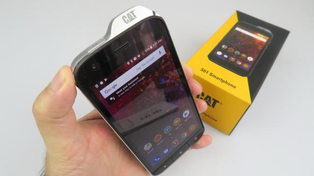 <b>CAT S61: Conectivitate cu trafic de date rapid și localizare GPS foarte precisă</b>CAT S61 este telefonul cu care să îţi suni rudele din jungla amazoniană, din munţi cu ursul în faţă şi din mijlocul Oceanului. Pe lângă faptul că e rezistent se descurcă bine şi la capitolul conectivitate. Are jack audio, are suport Bluetooth 5.0 şi NFC.