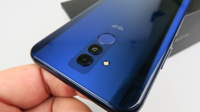 <b>Huawei Mate 20 Lite Unboxing: mai arătos, mai bine dotat, mai promiţător decât predecesorul</b>Nu o să mă ascund după degete: de fiecare dată când am realizat o recenzie de telefon midrange mai răsărit, mai de Doamne Ajută, Mate 10 Lite a fost un exemplu negativ la cameră. Ceva de gen "Samsung Galaxy A6 (2018) nu face cele mai bune poze din lume..