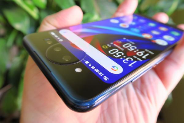 Vivo NEX Dual Display: Design polarizant cu siguranţă, în special inelul din spate