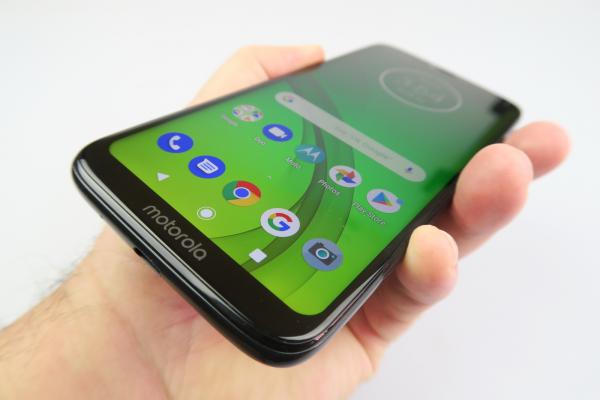 Motorola Moto G7 Power: Design destul de similar cu predecesorii, comod la utilizarea cu o mână
