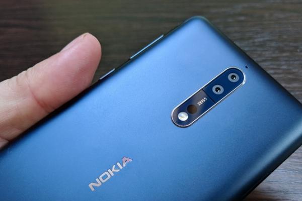 Turul Magazinelor #553: Reduceri mari la carduri de memorie, Nokia 8 la preţ bun, iPhone dual SIM în România şi laptop la ofertă